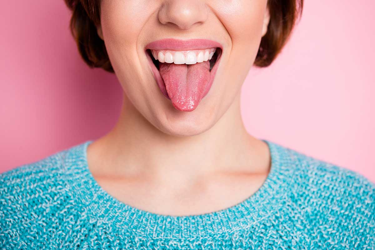 mujer saca la lengua