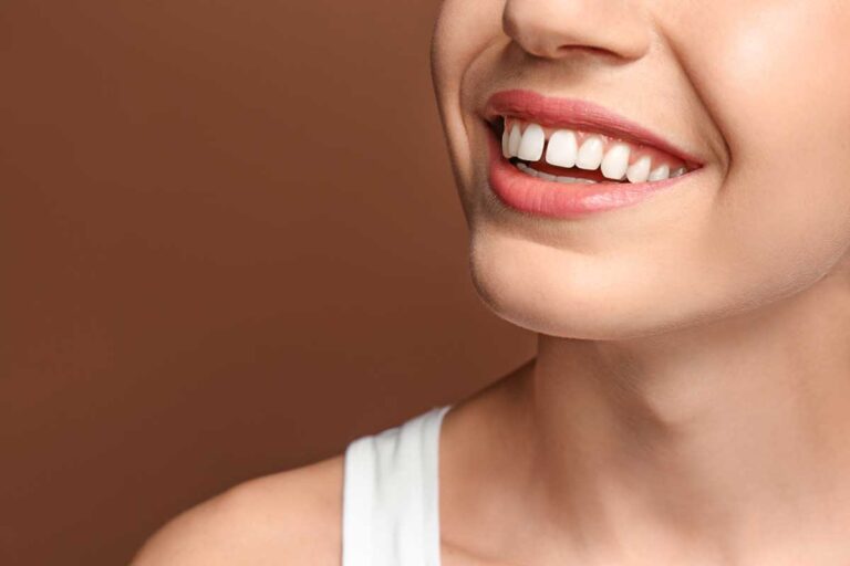 mujer con dientes separados
