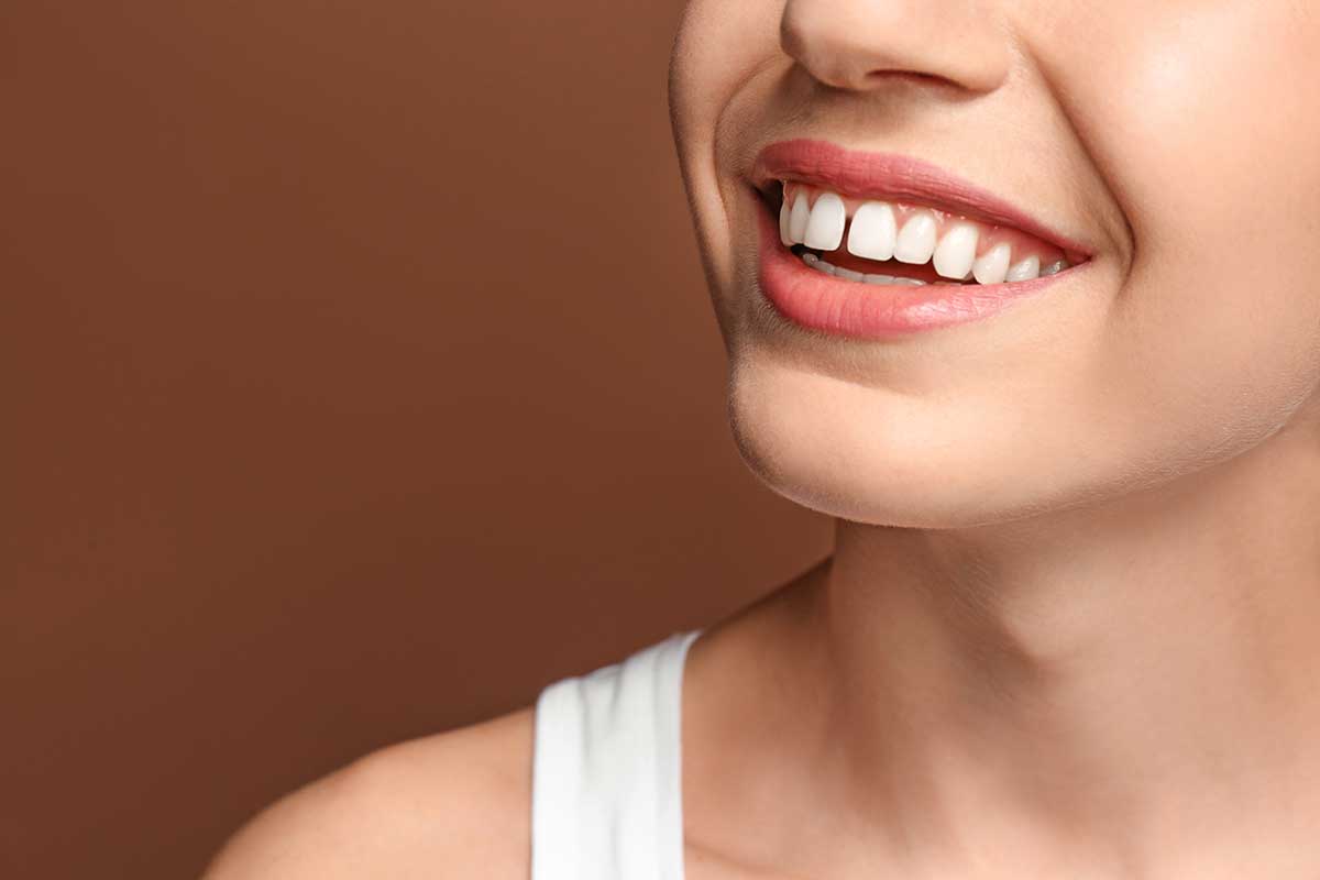 mujer con dientes separados