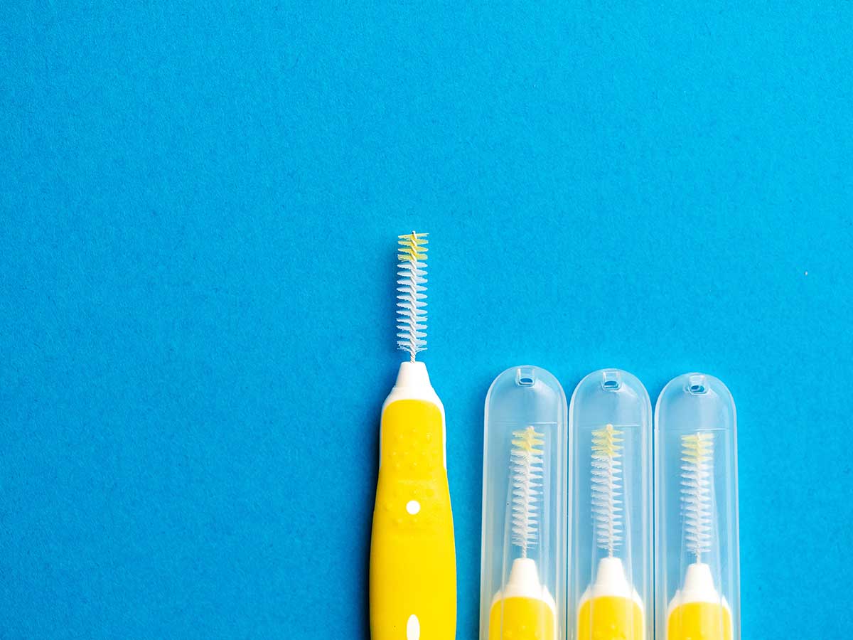 varios cepillos interdentales