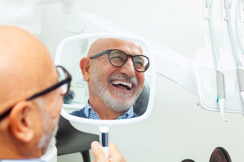 paciente con implantes dentales en málaga