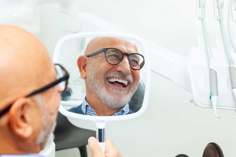 paciente con implantes dentales en málaga