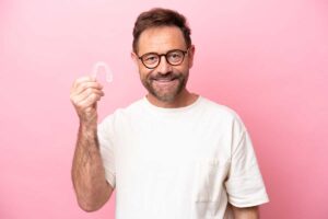 adulto con ortodoncia invisible